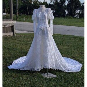 VINTAGE CIRCA 1970s 1980s LIGHT IVORY LACE & CRYSTAL BEADED WEDDING GOWN US SZ 2
